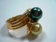 Bague or jaune 18 carats et perles de culture de Tahiti,ronde qualité A 9,5mm. Assortiment de couleur audacieux, vert émeraude et doré.